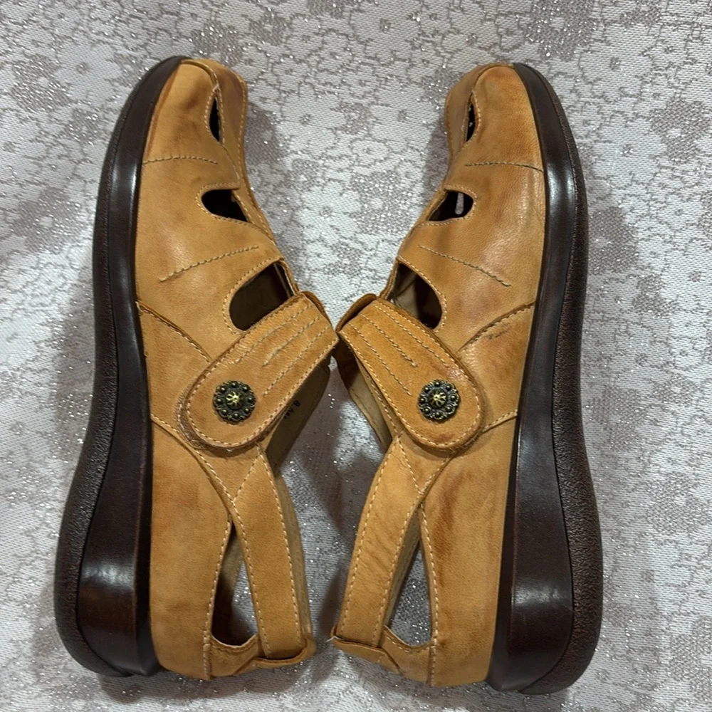 SoftWalk woman tan